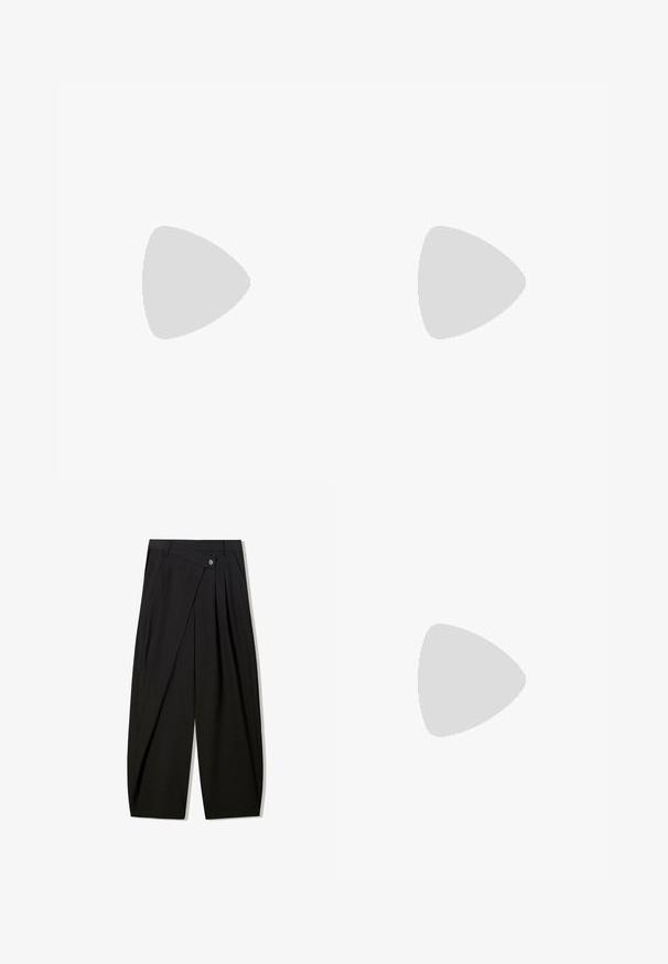Due top basic in nero e bianco, realizzati in un tessuto liscio e elasticizzato. Presentano spalline sottili e un design semplice e aderente.; Pantaloni neri a gamba larga realizzati in tessuto morbido, con pieghe frontali, chiusura con bottone e un design sartoriale per una silhouette ben definita.; Infradito neri con suola in gomma testurizzata, due cinghie sottili e un sottile dettaglio del logo impresso sulla cinghia.; Occhiali da sole in plastica nera con lenti verdi, montatura quadrata, dettaglio argento sulla parte superiore e steli con texture. Marchio indicato sulla parte interna dello stelo.; Piccola sacca a drawstring in pelle nera lucida con manici corti su uno sfondo grigio chiaro.