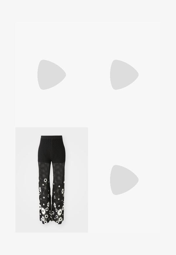 Top gri fără mâneci, cu decolteu rotund, realizat dintr-un material ușor lucios, având o textură netedă și o croială standard.; Maje POCHETTY - Pantaloni - noir/blanc; Pantofii slingback din piele neagră, cu vârful ascuțit și vârf metalic auriu. Prezintă un design cu decupaje și un toc subțire cu curea ajustabilă.; Maje MISS MINI - Geantă crossbody - noir
