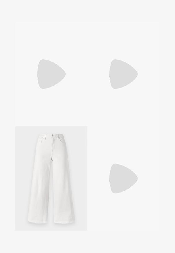 Hnědý pletený top s hlubokým výstřihem do V, krátkými rukávy a vertikálním ribbovaným vzorem, ozdobený volánkovým lemem na přední straně.; Bílé široké džíny z denimu, s vysokým pasem, čtyřmi kapsami a neopracovaným lemem na spodním okraji pro texturu.; Hnědé semišové tenisky s bílými akcenty a tkaničkami. Gumová podrážka. Nošeny s bílými ponožkami s černými pruhy. Zelená strukturovaná podlaha.; Sluneční brýle s metalickým zlatým rámem, zelenými skly, oválného tvaru, s černými stranicemi a průhlednými nosními podložkami. Čistý, minimalistický design.