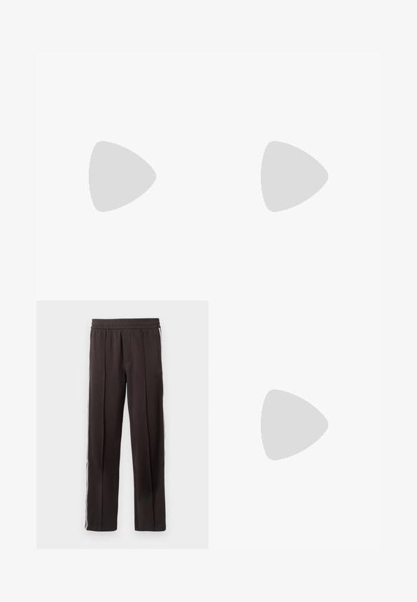 Svart bomull T-skjorte med korte ermer og rund hals. Har en blå logo på brystet. Enkel, klassisk design.; Svart joggebukser laget av et mykt stoff, med elastisk midje, to sidelommer og hvite sidestrekker. Klassisk rett benklipp.; Svarte suedeglans sneakers med hvite gummisåler, med rund tå og lisser, iført grå skreddersydde bukser.; Svart lær crossbody-veske med en glidelåslomme, logo-detalj og justerbar rem med merke. Båret mot en teksturert marineblå genser.