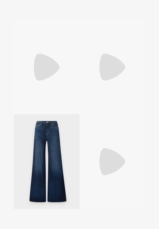 Hvid tætsiddende tanktop med firkantet udskæring og brede stropper. Har ribbet tekstur og et lille trekantet logo midt på forsiden.; Mørkeblå wide-leg jeans med høj talje, lavet af denim, med subtil falmning, forlommer og en klassisk knaplukning.; Beige høje hæle med et struktureret stof, der har et gentaget mønster. Spids tådesign med en bagsideaccent og guldhælsdetail.; Sort pailette mini håndtaske med en knyttet struktureret rem og sølv kæde. Rund form med samlet top og reflekterende detaljer.