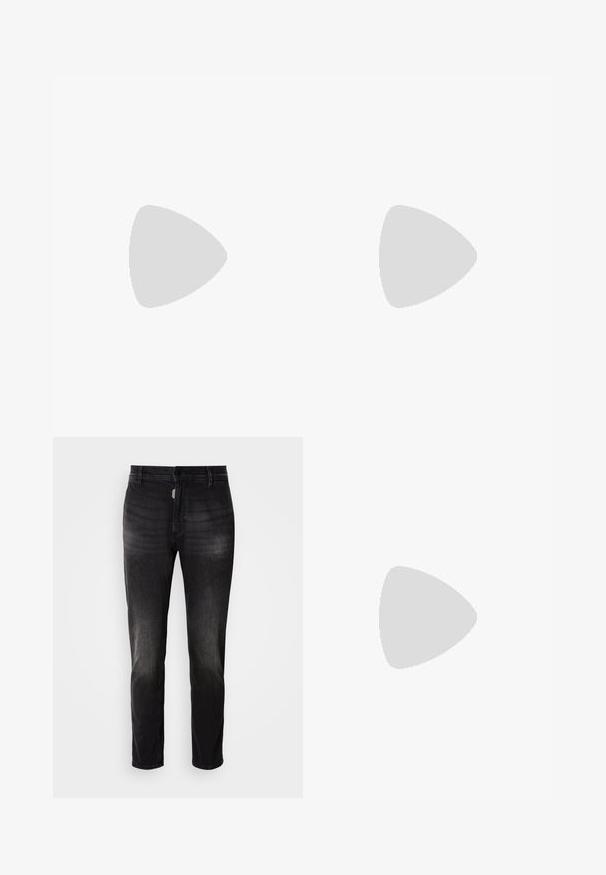 Zwei Baumwoll-T-Shirts: eines in Weiß mit einem kleinen Logo auf der Brust und eines in Schwarz. Beide haben kurze Ärmel und einen klassischen Rundhalsausschnitt.; Schwarze Jeans aus Denim im geraden Schnitt, mit Knopfverschluss, fünf Taschen und subtilen Wischungen in der Stoffstruktur.; Sandfarbene Wildleder-Leder-Loafer mit runder Zehenpartie, flacher Gummisohle und dekorativer Naht im oberen Bereich. Sie verfügen über ein slipp-on Design ohne Schnürsenkel.; Canvas-Duffel-Tasche in Olivgrün mit braunen Lederakzenten, ausgestattet mit zwei Griffen, einem abnehmbaren Schultergurt und einer Vorderreißverschlusstasche.