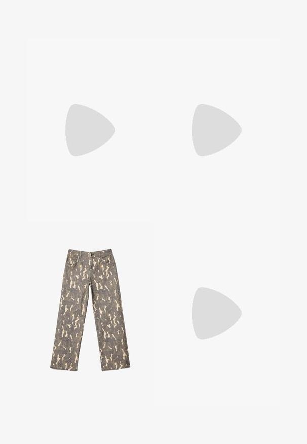Weißes langärmliges, kurzes Crewneck-Shirt mit dezent geprägtem Logo auf der linken Brust und enganliegenden Ärmeln.; Weite Jeans mit grauem, beigem und braunem Camouflage-Muster, mit Fronttaschen, Gürtelschlaufen und Knopfverschluss.; Rote Wildledersneaker mit weißen Akzenten, aus strukturiertem Material, mit runder Zehenpartie und einem goldenen Logo an der Seite, getragen mit schwarzen Hosen.; Schwarze Lederhandtasche mit geflochtenen Tragegriffen, texturiertem Oberflächen, einem Reißverschluss-Frontfach und dekorativen Fransenakzenten. Kompakte und strukturierte Form.