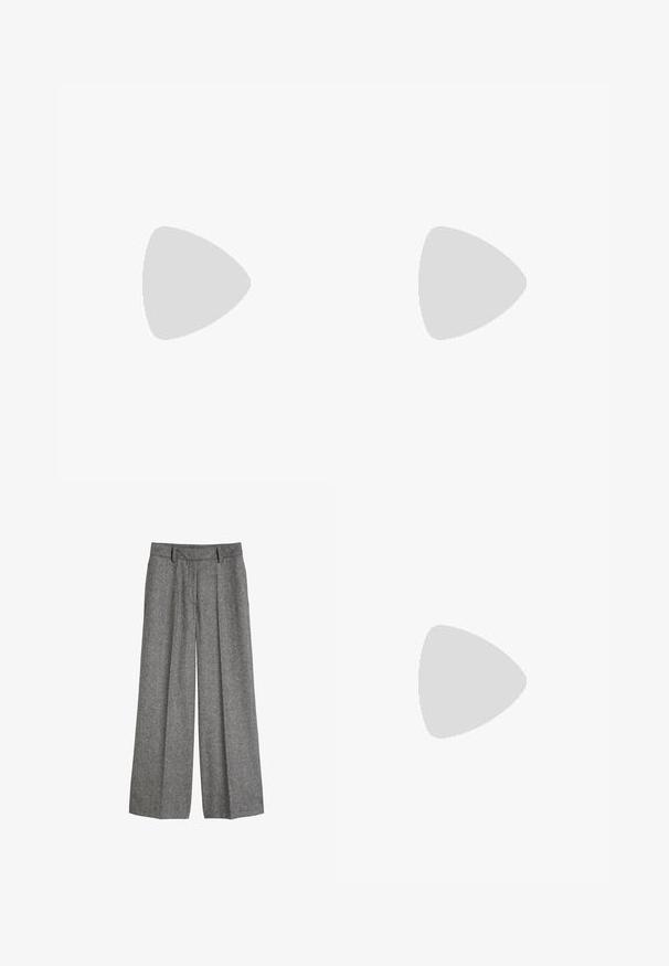 Witte mouwloze top met een ronde hals, textuurstof met geperforeerde patronen en een klein sleutelgatdetail aan de achterkant.; Grijze wollen wijdvallende pantalon met riemlussen en geplooide voorkant, ontworpen voor een ontspannen, tailor-made pasvorm.; Schoenen met een lichtgele bovenzijde en zwarte accenten, een veilige band en een gestructureerde zwarte rubberen zool. Ontworpen voor grip en ondersteuning.; Geel gepatenteerd leren handtas met een ronde vorm, enkele bovenhandgreep en een zilveren logo plaat. Voorzien van een ritssluiting en een gladde textuur.