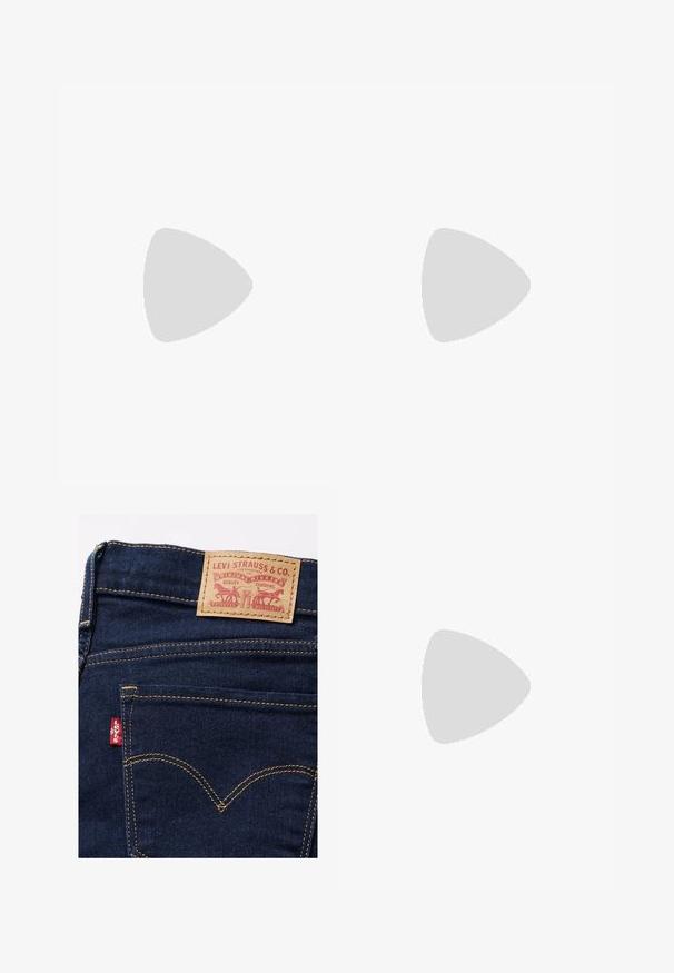 Witte katoenen t-shirt met korte mouwen en een ronde hals. Bevat een klein rood Levi's-logo op de linkerborst.; Donkerblauwe spijkerbroek van denim met een tan lederen label met rode bedrukte tekst en ontwerp. Bevat het rode Levi's-logo op de achterzak.; Witte platform sneakers met een gladde leertextuur, geperforeerde details en platte veters; voorzien van een dikke witte rubberen zool.; Beige stoffen zakje met een afgeronde vorm, voorzien van een platte bovenkant en subtiele naaddetails. Inclusief een minimalistisch logo en een zijstrap.