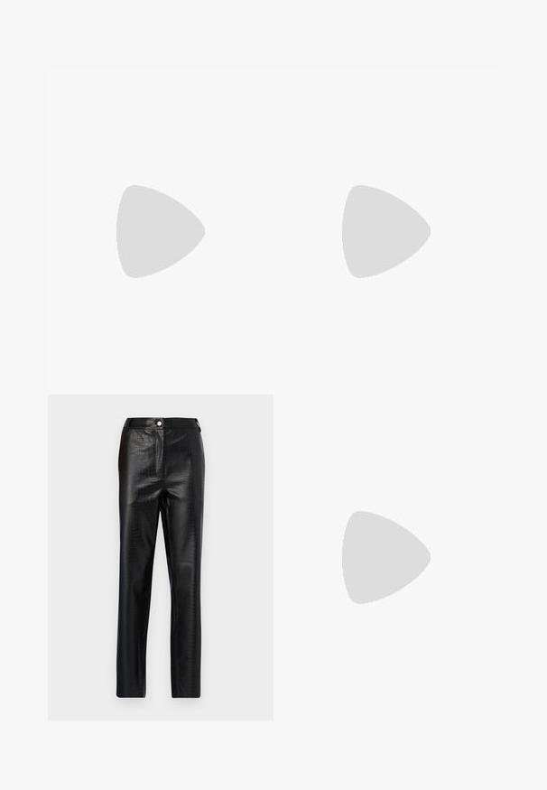 Top senza maniche nero a halter con scollatura a V profonda, delicate decorazioni brillanti e un design aderente con chiusura posteriore a lacci.; Pantaloni in ecopelle nera con motivo a coccodrillo, vestibilità slim, design a gamba dritta, con chiusura frontale con bottone e vita standard.; Décolleté in vernice nera con punta affusolata e dettagli in metallo dorato sulla cinghia, caratterizzate da un tacco a blocco. Texture liscia.; Borsa tote nera realizzata in materiale sintetico testurizzato, dotata di due manici, una placca con logo dorato e un piccolo cartellino con un dettaglio di accentuazione.