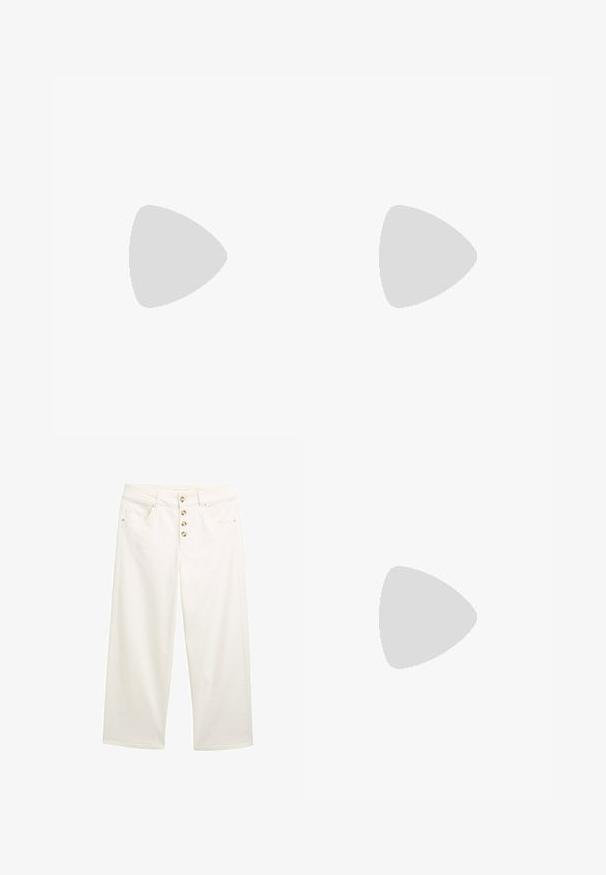 Olijfgroene katoenen T-shirt met een ronde hals, korte mouwen en bloemrijk grafisch ontwerp. De tekst luidt "Het beste moet nog komen."; Witte wijde jeans met vijf knopen, voorzakken en een gladde textuur. Rechte pijpen met schone zomen en subtiele stiksels.; Beige leren enkelboot met blokhak en plateauzool, gladde afwerking en licht vierkante neus, gericht naar links op een witte achtergrond.; Bruine leren schoudertas met een gestructureerde vorm, voorzien van een magnetische klepsluiting en een metallic logoaccent aan de voorkant.