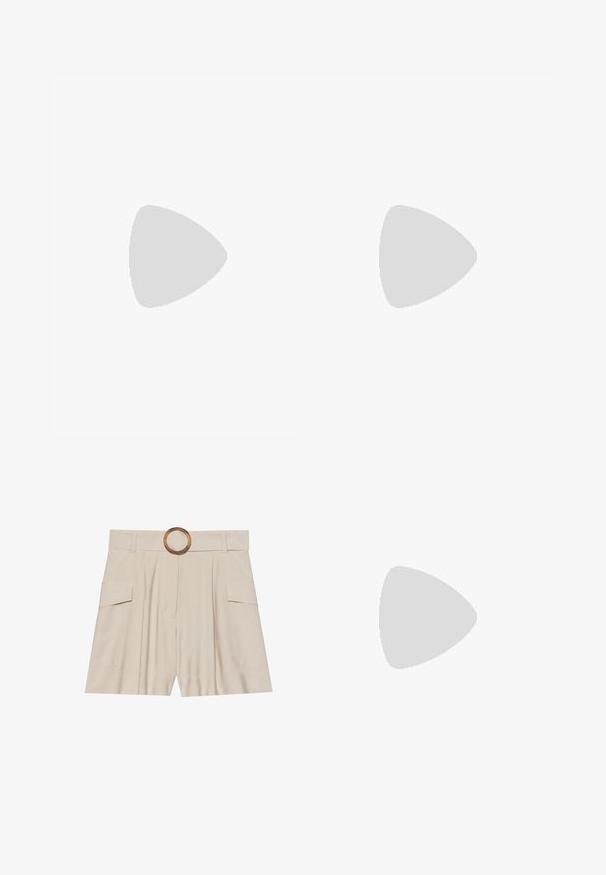 Weißes ärmelloses Tanktop mit taillierter Passform, gerippter Textur und rundem, bedrucktem Logo in der Mitte, das schwarze Textdetails aufweist.; Beige hochgeschnittene Shorts mit einem breiten, flachen Bund, einer runden Holzschnalle, gefälteltem Vorderteil und zwei Seitentaschen. Glatte Stofftextur.; Braune Keil-Sandalen mit einem Kreuzriemen-Design, verstellbarem Knöchelriemen und einer strukturierten, gewebten Espadrille-ähnlichen Keilsohle.; Braune Leder-Crossbody-Tasche mit einer Schnalle aus goldfarbenem Metall, rechteckiger Form, glatter Textur und einem abnehmbaren Tragegurt.