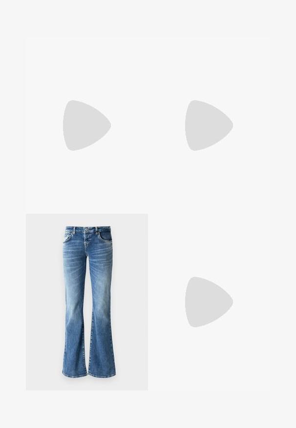 Svart ribbad långärmad topp med fyrkantig halsringning. Sittande design som betonar texturen. Mjuktyg med vertikalt ribbat mönster.; Ljusblå denim flare jeans med en urtvättad look, fem fickor, sydda detaljer och en dragkedja med knappstängning.; Vita lädersneakers med perforerat tåparti, texturerad sula och vita snören, kombinerat med vida röda byxor och en blå och gul bakgrund.; Guldörhängen i form av ringar med en slät, glänsande yta. Cirkulär design med en liten stötta och genomskinlig bakgrund för säker användning.