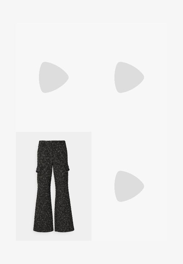 Reggiseno corto beige con ferretto e spalline regolabili. Presenta un bordo bianco con dettagli dorati e una patch con logo sul davanti.; Pantaloni a zampa d'elefante in tweed bianco e nero con una finitura testurizzata, dotati di due tasche laterali per praticità e una vita aderente.; Scarpa nera in suede senza lacci con punta affusolata e un piccolo fiocco decorativo sul ponte, caratterizzata da una suola piatta e una parte posteriore aperta.; Borsa a tracolla in pelle intrecciata nera con una texture liscia, caratterizzata da una fibbia rettangolare in tartaruga e una singola tracolla.
