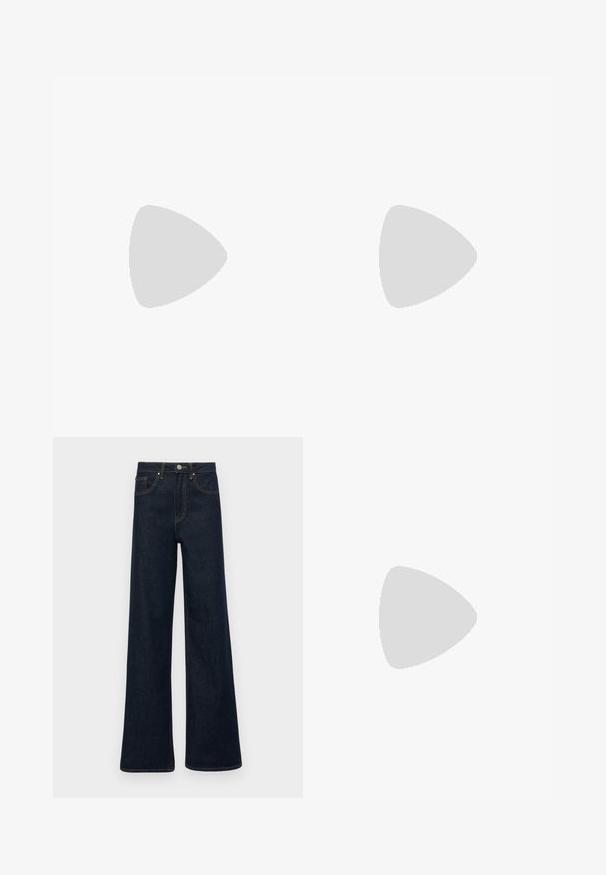 Vit ribbad linne med en svart broderad logotyp centrerad på bröstet. Halsringningen och ärmhålen är avslutade med en subtil kant.; Mörkblå vida jeans i denim, med guldtrådstygn, knappstängning och framfickor. Slät textur, avslappnad design.; Burgunderfärgad lackläderballettskor med rund tå, liten rosettdekoration fram och en låg, svart gummisula. Slät textur.; Svarta överdimensionerade solglasögon med ovala linser, slät plastbåge och guldaccent på bågarna. Mörka linser ger solskydd.