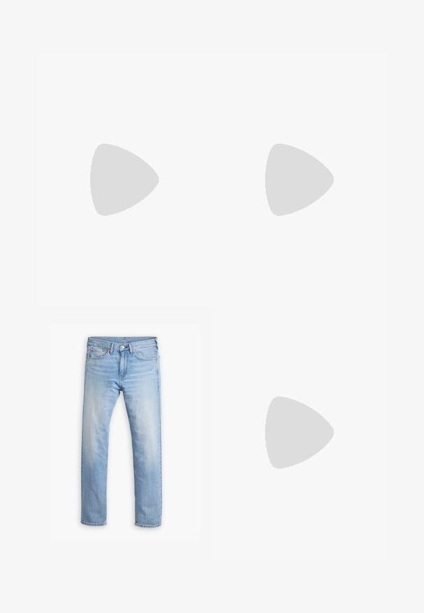 Pier One 2 PACK - Longsleeve - light grey/black; Lichtblauwe denim jeans met een rechte pijp, vijf zakken en een knoopsluiting. Kenmerkt zich door subtiele vervaging en oranje stikselaccenten.; Witte flip-flops met een gestructureerde voetbed, slanke bandjes en een veelkleurige accentlijn op de zool. Voorzien van een logo op het bandje.; Zwarte vierkante zonnebril met donkere lenzen, matte afwerking en gouden metalen accenten op de poot, met een minimalistisch ontwerp.