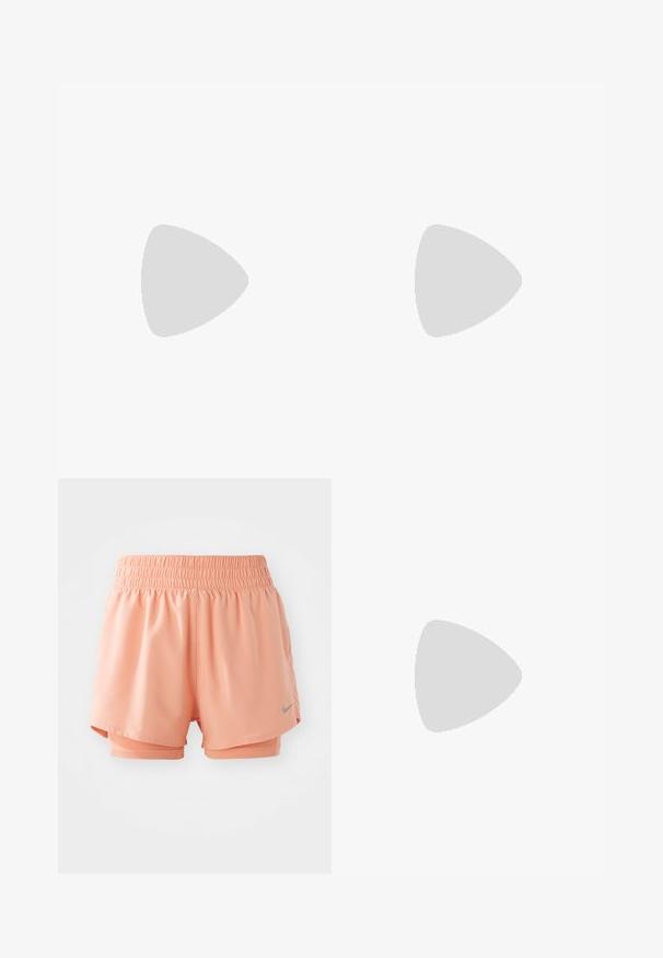 Camiseta de tirantes blanca y sin mangas hecha de un tejido ligero. Presenta un escote redondeado y un pequeño logo negro de Nike en la parte frontal.; Pantalones cortos deportivos color durazno con una cinturilla elástica, diseño en capas y acento de logo gris. Fabricados con un material suave y ligero.; Zapatilla de running con un upper ligero en color crema, branding azul y acentos naranjas en la suela. Textura de malla para mayor transpirabilidad.; Gafas de sol con marco blanco y lentes grandes en degradado que presentan un tinte de rosa a naranja claro, acentuadas con una pieza nasal azul y un detalle del logo.