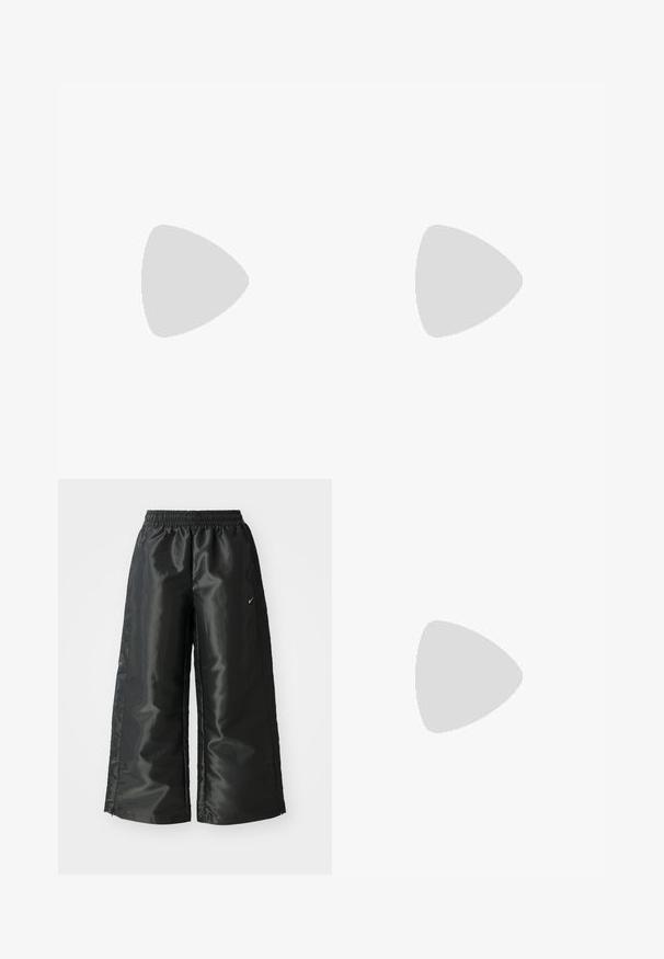 Lühikeste varrukatega, ümmarguse kaelusega t-särk türkiissinises, valmistatud pehmest puuvillaste materjalidest, millel on sobiv disain ja ääristatud servad.; Mustad mustad sportsipüksid läikiva, siledaga kangaga, pa elastse vöökoha, laia sääre ja väikese logoga vasakul küljel.; Musthave mustad spordijalatsid, millel on võrgusilma detailid, valge tald ja nähtav õhupadi, koos siniste teksadega, millel on laiad säärted.; Heledad sinine nahkrahakott ülemise käepidemega, esiküljel klapiga tasku ja eemaldatav randmepael valgel taustal.