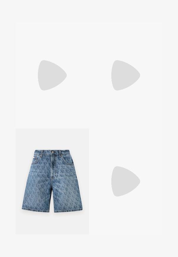 Ανοιχτό μπλε βαμβακερό T-shirt με στρογγυλή λαιμόκοψη, κοντά μανίκια και ένα μικρό κεντημένο λογότυπο στο στήθος. Λείο υφασμάτινο σχέδιο, καθημερινή εμφάνι�ση.; Τζιν σορτς σε ανοιχτό μπλε χρώμα με διακριτικό μοτίβο λεοπάρ, διαθέτοντας κλασική ζώνη, θηλιές για ζώνη και μπροστινές τσέπες.; Αθλητικά παπούτσια Lacoste σε σκούρο γκρι χρώμα, κατασκευασμένα από διχτυωτό και συνθετικό υλικό, με ελαστική σόλα και καφέ λεπτομέρειες στον γιακά και στο branding.; Τσάντα μέσης σε σκούρο μπλε tie-dye σχέδιο με φερμουάρ στην κορυφή, υφασμάτινη υφή και εμφανές λογότυπο στο μπροστινό μέρος.