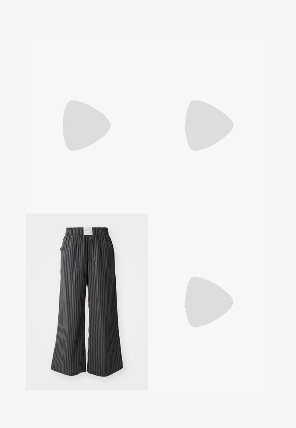 Tamsiai žalias trumpas viršus, ilgos rankovės, aukšta apykaklė su pusiau užtrauktuku, lygi tekstūra, sustiprinti siūlės.; Juodai ir pilkai dryžuotos plačios kelnės su elastine juosta ir Nike logotipo etikete gale. Lengvas audinys, laisvas dizainas.; Juoda sportinė batų su baltais akcentais, turinti tekstūruotą viršutinę dalį, apvalų pirštą, lygius raiščius ir storą baltą gumos padas.; Juodos bepirštės pirštinės, pagamintos iš tamprus materijos, su atviru delnu, su sukibimo akcentais ir balta Nike logotipu.