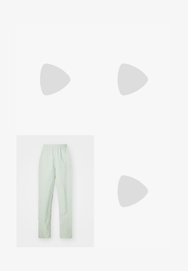 Tricou ajustat de culoare verde deschis, realizat dintr-o țesătură netedă, cu decolteu rotund și mâneci scurte, având un mic logo Nike de culoare verde neon.; Pantaloni ușori, de culoare verde deschis, cu talie elastică. Design cu picior drept, prezentând o textură minimă și un detaliu subtil cu logo.; Sandale cu toc din piele patent neagră, cu vârful ascuțit și un toc mic bloc, având un accent cu cataramă argintie pe curea.; Geantă din piele neagră, cu o formă curbată, curea detașabilă și accesorii aurii. Geanta are un capac cu un detaliu tip cataramă.