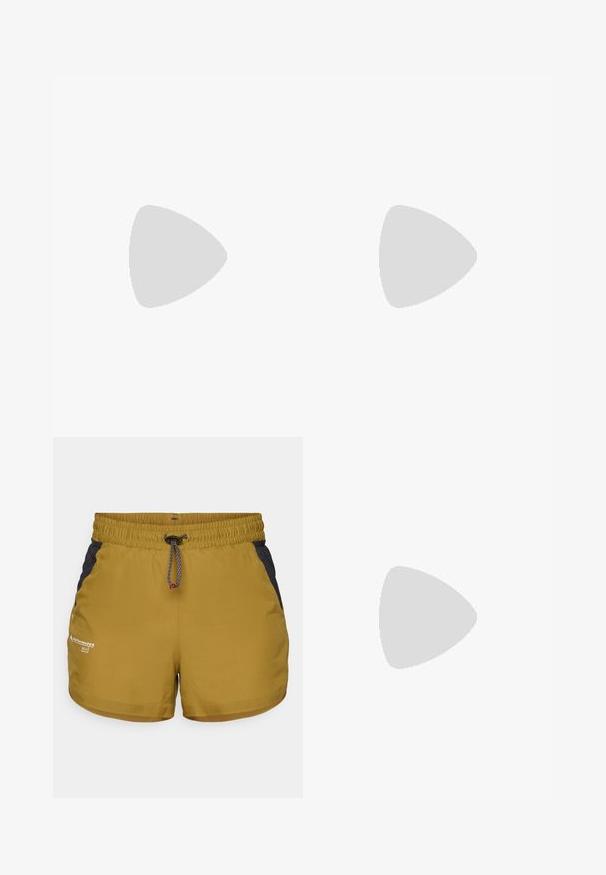 New Balance SPORT ESSENTIALS TANK - Μπλούζα - dark olivine; Χακί σορτς με υφασμάτινη μαύρη πλέξη, ελαστική μέση, ρυθμιζόμενο κορδόνι και εκτύπωση λογότυπου στο κάτω αριστερό μέρος.; Ανοιχτό μπεζ αθλητικό παπούτσι με διχτυωτό επάνω μέρος, μαλακή περιμετρική επένδυση, διακριτό λογότυπο "HOKA" σε χρυσό και παχιά, αφρώδη σόλα για άνεση.; Γυαλιά ηλίου με διάφανο φακό, λευκό σκελετό και γκρι λάστιχα στη μύτη. Διαθέτουν κομψό σχεδιασμό, γωνιώδη σχήμα και ελάχιστες μεταλλικές λεπτομέρειες.