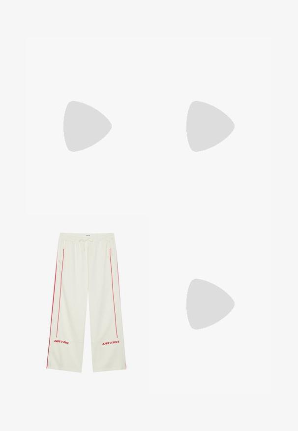 Lichtbeige haltertop met een diepe V-hals, geplooide details bij de buste en een gestrikt nekgedeelte. Gemaakt van zachte, rekbare stof.; Crème-kleurige sweatpants met rode zijstrepen, elastische tailleband, trekkoord en "URTRN" logo op de onderste linkerbeen. Zachte textuur.; Zwarte ballet flats van soepel leer, met een spitse neus en versierd met zilveren studs. Een enkelband met strikdetail maakt het ontwerp af.; Denim handtas met een gebogen vorm, lichtblauwe kleur, verstelbare schouderriem en een kleine afneembare pouch met metallic accenten.; Zilveren oorringen in twee maten; met een getextureerd ontwerp en een golvend oppervlak. Kleine ringen boven de grotere, beide met een scharnierend slot.