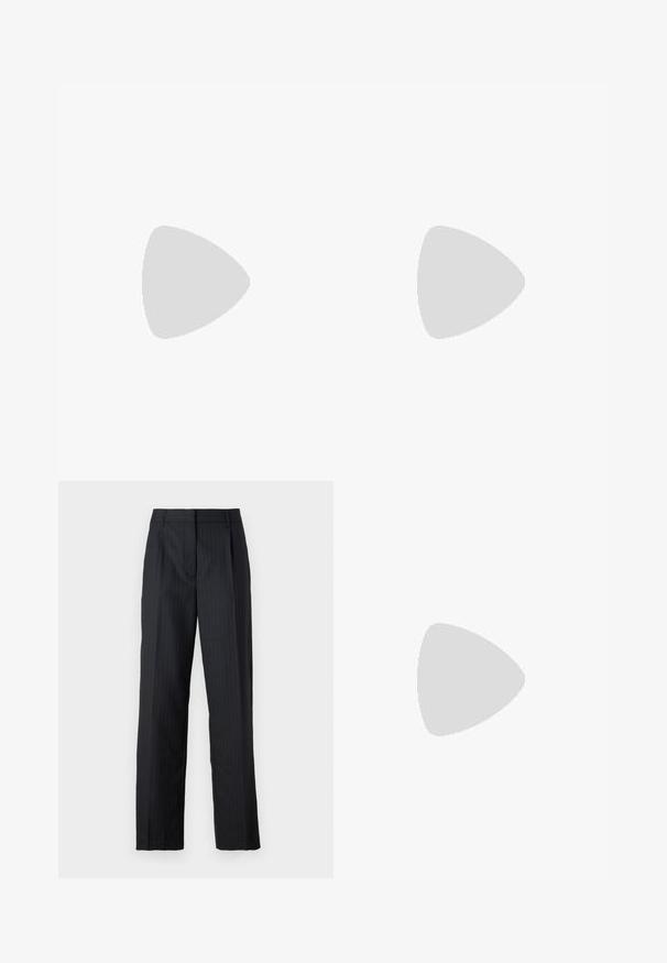 Top crem cu mânecă lungă și guler înalt, realizat dintr-un material neted și elastic; design ajustat, fără modele sau accente vizibile.; Pantaloni negri ajustați cu dungi, având un design drept, pliseuri presate și un brâu tradițional. Textură de țesătură netedă.; Botine negre din piele, cu vârf ascuțit și toc pătrat masiv. Textură netedă, cu un design fără cusături și cusături minimaliste.; Geantă neagră tip tote, realizată dintr-un material texturat, având două mânere lungi și un design simplu, minimalist, fără hardware vizibil.