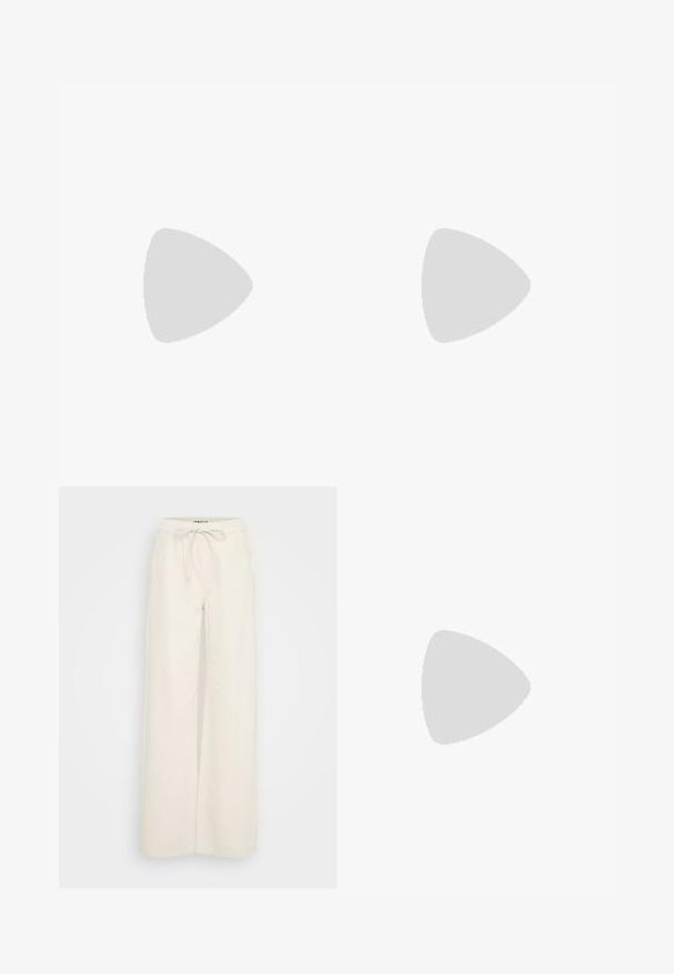 Hvit bomulls T-skjorte med en rød, teksturert "Smile" grafikk over brystet. Korte ermer og rund hals.; Videbukser i off-white bomullsstoff, med elastisk midje og snor samt sidelommer. Glatt tekstur, minimalistisk design.; Sorte lær sneakers med en glat overflade, hvid gummisål, rund tå og snørelukning. Har en træksløjfe ved hælen.; Brun lærcrossbody-veske med en buet form, gullhardware og et spenneakcent. Har en avtakbar skulderreim.