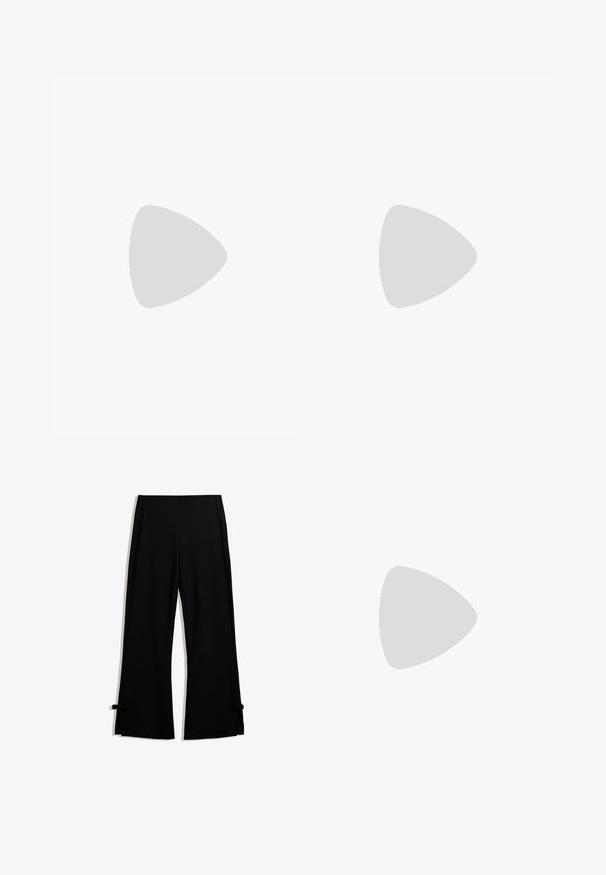 Witte geribde tanktop met kruislingse vetersluiting, met een ronde halslijn en een rechte zoom. Merk: Moschino Couture.; Zwarte wijde broek gemaakt van een zachte stof, met zijsplitten die zijn vastgemaakt met strikjes aan de onderkant voor extra detail.; Zwarte hakken mules met een brede, open teen en een gebogen bovenkant. Gemaakt van textuurstof, met een slanke hak en een gladde zool.; Zwarte zonnebril met ovale lenzen, glanzend kunststof montuur en slanke armen. Bevat het Ray-Ban-logo in het wit aan de zijkant.; Houten ring met metalen studs, donkerbruine kleur, gestructureerd oppervlak. Zilvergekleurde gladde bandring, eenvoudig ontwerp.