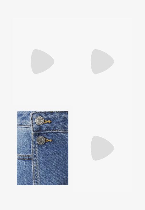 Haltertop aus gradientem Stoff, der von Dunkelgrau über Grün bis zu Orange übergeht. Verfügt über einen gerafften Ausschnitt und ein Metallschmuckdetail.; Blaue Denim-Jeans mit zwei silbernen Metallknöpfen am Bund, gelben Nähten und einer Nahaufnahme des strukturierten Stoffes.; Schwarze Rutschsandalen mit zwei verstellbaren Schnallen und silbernen Nietenakzenten. Hergestellt aus synthetischem Material mit einer flachen Gummisohle.; Schwarze, herzförmige Tasche aus Lackleder mit einer Vordertasche, die über einen Schnallenverschluss verfügt, sowie einem abnehmbaren Trageriemen. Silberne Hardware-Details.