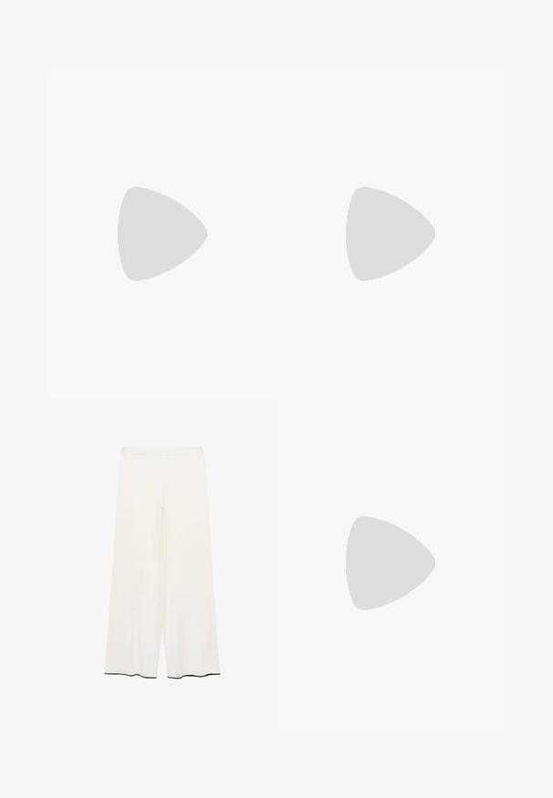 Zwarte bodysuit met een kledingstuk van solide stof en transparante, volumineuze doorschijnende mouwen met gerimpelde manchetten. Glad textuur en aansluitend ontwerp.; Brede broek in crème stof met een gladde textuur. Voorzien van een schone tailleband en zwarte bies langs de zoom voor contrast.; Zwarte leren open teen muiltjes met een elegante, gebogen vorm, hoge stilettohak en een soepele textuur. Het interieur heeft een contrasterende lichte kleur.; Bruine leren handtas met een gebogen vorm, dubbele gouden hardware, twee voorzakken en een brede schouderband. Soepele textuur met een elegante afwerking.