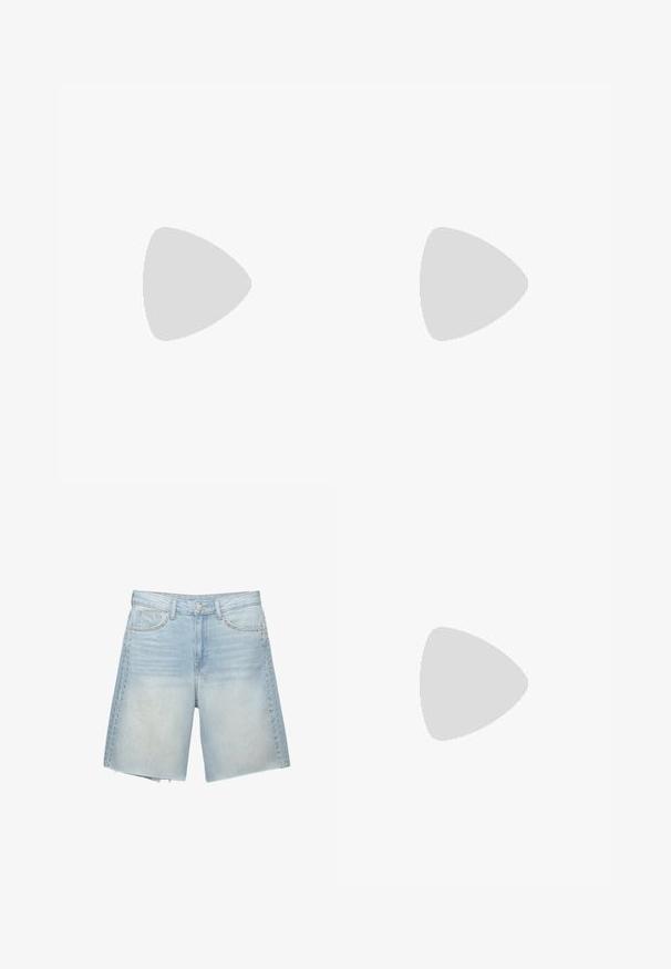 Asymetrický top na jedno rameno v rustikální barvě z elastické látky. Přiléhavý design s širokým popruhem a hladkým povrchem. Bez vzorů nebo akcentů.; Světlé modré džíny šortky s rovnými nohavicemi, ozdobené cvočky podél bočních švů a roztrhaným lemem. Dvě viditelné přední kapsy.; Hnědé ploché sandály s dvojicí nastavitelných popruhů. Vyrobené z hladkého materiálu, s korkovou stélkou a texturovanou gumovou podrážkou.; Oválné sluneční brýle s průhledným bledě žlutým rámem a hnědými čočkami. Mají hladkou texturu a jemné kovové akcenty po stranách.; Žlutá pletená slámová kabelka s V-tvarovaným otvorem pro úchop. Vrchní část má jemný krajkový vzor, spodní část je hladká a strukturovaná.