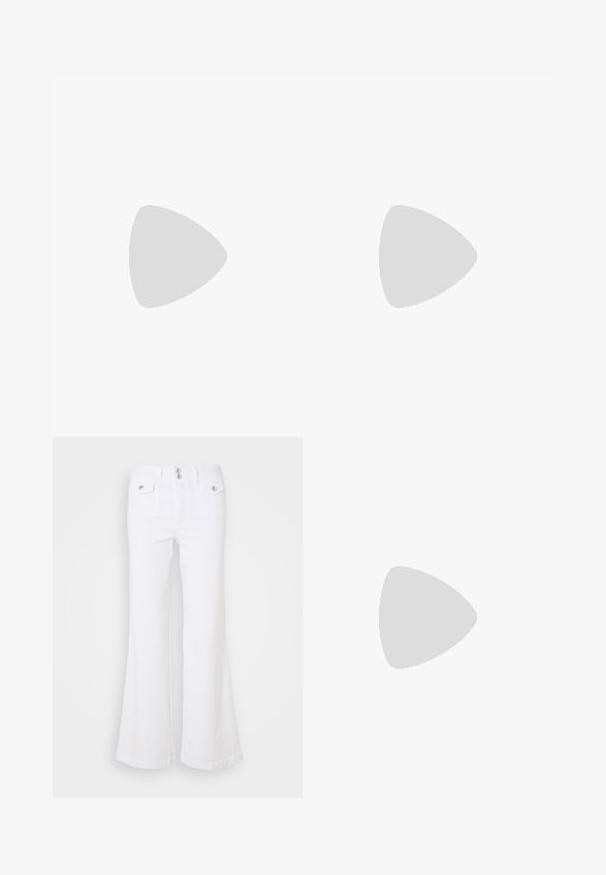 Svart topp med solid kropp og gjennomsiktige, flarede ermer. Har knyteakenter ved mansjettene. Laget av glatt stoff med en tettsittende design.; Hvite vide jeans laget av denim, med høy midje, to frontlommer og sølvfarge detaljer på en enkel bakgrunn.; Metallisk sølv Mary Jane hæl med rund tå, ankelrem og blokhæl, der har en glat overflade og en lys tan inderside.; Sølvmetallisk lærjakke med lammeskinnskrage, med glidelås og strukturert overflate. Store dråpeformede øredobber med klare edelstener.