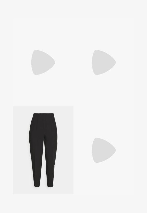 Fekete-fehér csíkos cropped top lekerekített nyakkivágással és rövid, kis ujjal; puha pamut anyagból készült.; A fekete, szabott nadrágok magas derékkal, elülső redőkkel, keskeny lábakkal és sima felülettel rendelkeznek. Könnyű anyagból készültek, és nincs látható záródás.; Fehér magaskorsó vászon sportcipő fekete gumi talppal, elülső gumi orrnyereggel és hat fűzőlyukkal, letisztult, minimalista dizájnnal.; Fekete téglalap alakú napszemüveg sötét lencsékkel és vastag, matt kerettel. A szárak enyhén elkeskenyednek, sima felületűek.