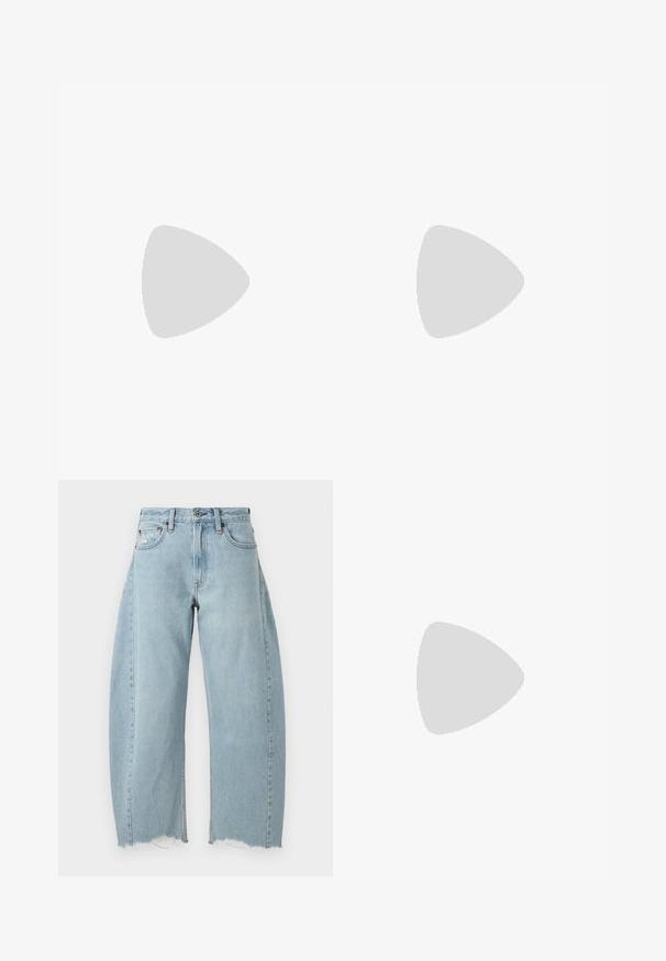 Hvid bomulds t-shirt med gult grafisk tekst "SOUR & SWEET" og et design af to citroner med grønne blade og en hvid blomst.; Lysblå denimjeans med bred ben silhuet, frynset kant og traditionelt femlomme design. Klassisk knap- og lynlåslukning.; Hvide høje kanvas sneakers med sort gummisål, gummitåhætte foran og seks øjehuller til snørebånd, der har et rent, minimalistisk design.; Sølvøreringe med en glat, poleret overflade. Rund form med et let buet design og sammenblandede kanter. Med stiftlåsesystem.