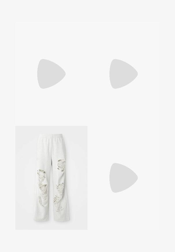 Pitkähiha, vihreä tikkikuvioinen paita, jossa on aaltoileva kaula-aukko ja helma. Ominaisuuksia ovat viistosauma ja tekstuuriset yksityiskohdat pehmeässä, kevyessä kankaassa.; Harmaat löysät collegehousut, joissa on useita kuluneita kohtia, pehmeä tekstuuri ja joustava vyötärö.; Hopea korkeakorkoinen sandaali, jossa on kiiltävä remmimuotoilu, helmiäisen kaltainen korostus ja kieputettu nilkkaremmi turvallista istuvuutta varten.; Hopeakimmeltä sydämenmuotoinen käsilaukku, jossa on kaksinkertaiset kahvat, ketjuhihna ja sileä pinta. Varustettu metalliosilla ja ommelluilla reunoilla.