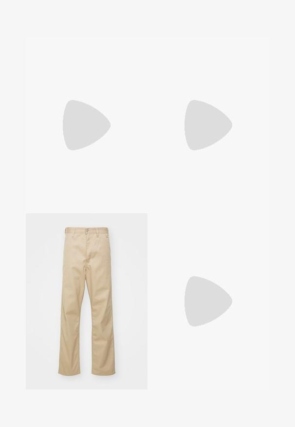 T-shirt listrada em azul marinho e azul claro, feita de algodão. Apresenta um bolso no peito com um patch de logo e mangas curtas.; Calças de algodão bege com um design de perna reta, apresentando um fecho frontal com botão, passantes para cinto e dois bolsos laterais. Textura suave.; Mocassins de couro castanho com detalhes em franja, superfície texturizada e costura amarela em contraste ao longo da sola de borracha preta. Vista lateral.; Conjunto de sete anéis de prata com vários designs, incluindo padrões torcidos, entrelaçados e gravados. Diferentes formas e larguras.