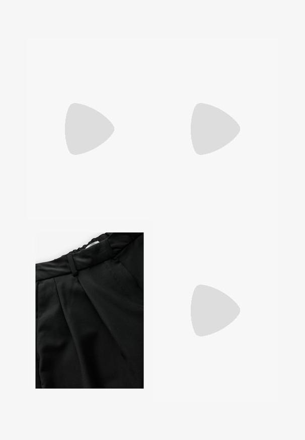 Červený top bez rukávov s vysokým golierom, vyrobený z pleteného materiálu s jemným leskom. Hladká textúra a priliehavý strih. Žiadne ďalšie ozdoby.; Čierne skladané nohavice z látky s hladkou textúrou, so priliehavým pásom a horizontálnym švom blízko vrchu.; Čierne ploché sandále so šnurovacím dizajnom, obsahujúce viaceré kožené pásiky a tenký remienok na členku. Podrážka je plochá a obdĺžniková.; Hnedá kožená taška na rameno s hladkou textúrou, otvoreným vrchom a dvoma ramenými popruhmi. Má minimálne šitia a žiadne viditeľné kovania.