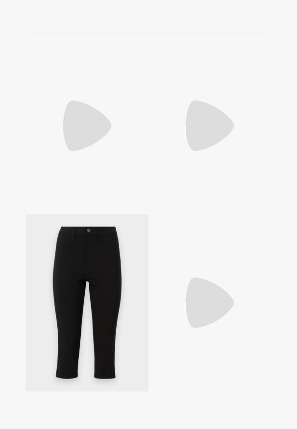 Weißes satinähnliches ärmelloses Top mit tiefem V-Ausschnitt, gerafftem Taillenbereich und fließender Silhouette, weicher Textur und glattem Finish.; Schwarze Capri-Hosen aus dehnbarem Stoff. Verfügt über frontale Taschen, einen Bund mit einem Metallknopf und gestickte Details.; Schwarze Gummi-Flip-Flop-Sandale mit einem strukturierten Riemen und einfacher flacher Sohle, von der Seite auf einem schlichten hellen Hintergrund dargestellt.; Schwarze geflochtene Ledertasche mit einer geschwungenen Form, ausgestattet mit einem dicken Griff und einem Reißverschlussverschluss. Texturierte Oberfläche mit glänzender Optik.