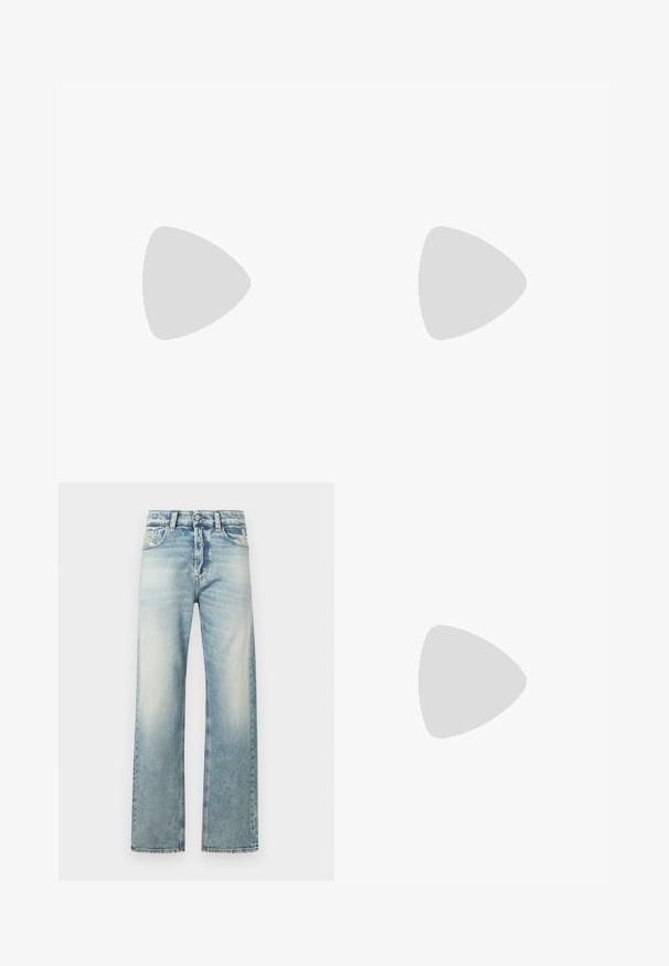 Camiseta blanca de algodón con cuello redondo, mangas cortas y un acento de logo plateado en el pecho. Presenta una etiqueta de la marca roja en el interior del cuello.; Jeans de denim de pernera ancha color azul claro. Cuenta con un lavado desvaído, diseño estándar de cinco bolsillos y un cierre de botones con cremallera frontal.; Mocasines de cuero negro con un acento dorado, punta redondeada y textura suave, suspendidos sobre una superficie reflectante con estanterías metálicas.; Clutch de cuero marrón acolchado con una correa de cadena dorada, presenta un cierre de cremallera y una textura suave que contrasta con pantalones de mezclilla oscura.