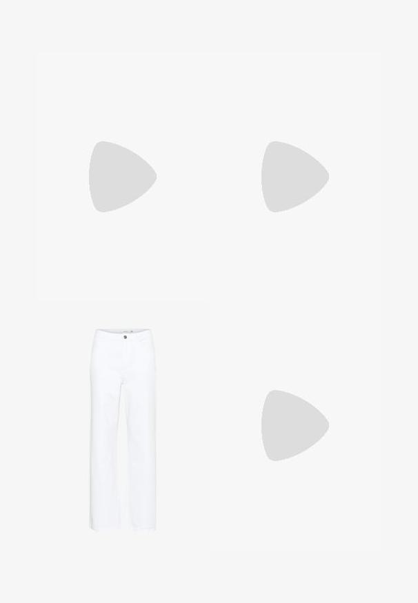 Witte polo met korte mouwen, groene en gele gestreepte kraag en manchetten, een driedubbele knoopsluiting en het Lacoste-logo op de borst.; Witte wijde jeans gemaakt van denim. Voorzien van een knoopsluiting en een traditionele vijfzakkenontwerp. Glad textuur met een schone afwerking.; Beige suède hoge hakken met een spitse neus en een stevige blokhak. Het materiaal heeft een zachte textuur met een gladde afwerking.; Zwarte leren handtas met een gestructureerd ontwerp, featuring een verkorte vorm, bovenhandvat en gouden hardwareaccent. Inclusief verstelbare schouderband.