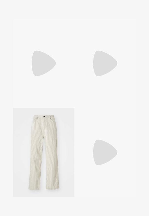 Camiseta de manga corta hecha de algodón, con un degradado de crema claro a azul profundo, con un detalle de costura vertical y logotipo.; Pantalones de rayas beige con un corte relajado, hechos de tejido texturizado. Cuenta con un cierre de botón y dos bolsillos frontales.; Zapatilla blanca de cuero con una superficie suave, punta redonda y diseño minimalista. Presenta acentos en beige en el talón y una suela de goma.; Gafas de sol negras con lentes de color marrón; forma rectangular con un marco grueso, incluyendo sutiles acentos de hardware en las patillas.