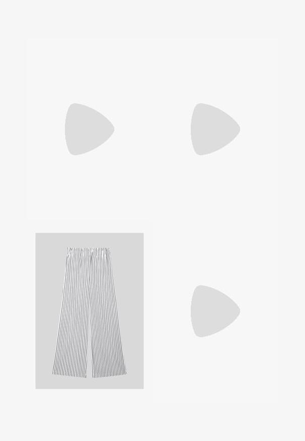 Gai bēšs garām piedurknēm tērps ar augstu apkakli, izgatavots no mīksta, elastīga materiāla. Pieguļošs dizains ar ribotu faktūru un standarta aproci.; Platās bikses, izgatavotas no viegla auduma, ar vertikālām melnām un baltām svītrām, kam ir elastīga jostasvieta komfortam.; Melnas augstpapēžu sandales ar vairākiem šauriem siksniņām un apaļu purngalu. Papēdis ir kvadrātveida ar gludu tekstūru. Regulējama sprādzes aizdare.; Melnas ādas rokassoma ar izliekta formu, noņemamu siksnu un zelta aksesuāriem. Somai ir vāciņš ar sprādzes detaļu.