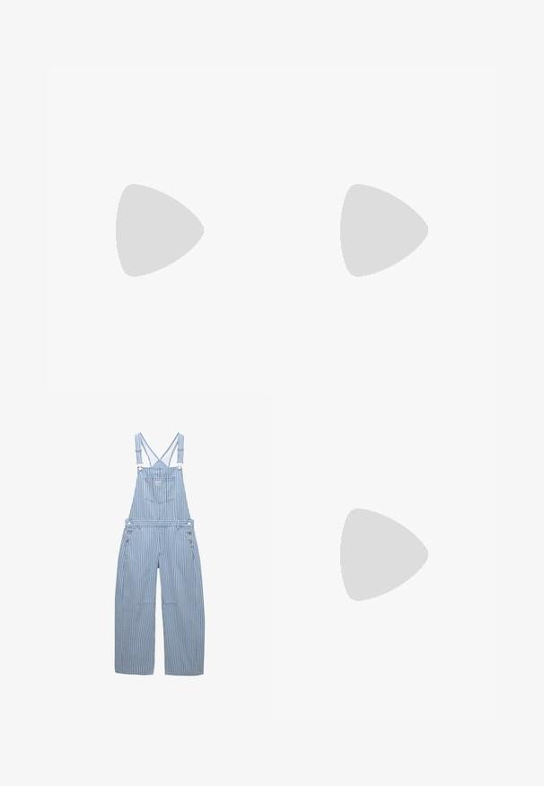Röd och vit rutigt mönstrad topp med tunna axelband, en figurnära bodice och en volangkant. Tillverkad av lättgående tyg.; Randiga blå overaller med justerbara axelremmar, framficka och metallknappar på sidorna. Vidbenad design och bomullstyg.; Vita lädersneakers med ljusblå accenter, grå mocka tå och en brun gummisula. Har tre blå ränder och "Samba"-logotyp.; Svarta överdimensionerade solglasögon med ovala linser, slät plastbåge och guldaccent på bågarna. Mörka linser ger solskydd.; Vävd strandväska i naturlig beige färg med en texturerad yta, öppen topp och korta, böjda handtag i brunt läder.; Armband i guldfärgad metall med en slät, polerad yta och ingraverad "DANIEL WELLINGTON"-detalj längs bandet.