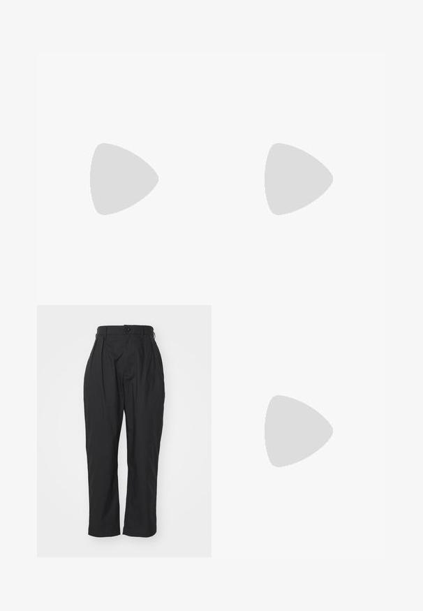 Gestreiftes Oberteil mit Dreiviertelärmeln, aus weichem orangefarbenem Baumwollstoff, mit breiten weißen Streifen, einem Bootsausschnitt und einem kleinen Logo-Akzent.; Schwarze Hose mit hoher Taille, gefaltetem vorderen Teil und einem einzelnen Knopfverschluss. Hergestellt aus glattem Stoff, mit geraden Beinen und seitlichen Taschen.; Schwarze Lackleder-Mary-Jane-Schuh mit runder Zehenpartie, verstellbarem Riemen und einem massiven rechteckigen Absatz. Glatte Textur mit glänzendem Finish.; Transparente hexagonale Brillen mit hellbraunen Farbtönen; dicke, klare Fassungen und schlanke Bügel; keine sichtbaren Logos oder Muster.; Polierte Silberringe mit einem glatten, runden Design. Sie besitzen organische Formen und eine glänzende Oberfläche, die geschwungene Kanten und ein nahtloses Band zeigt.