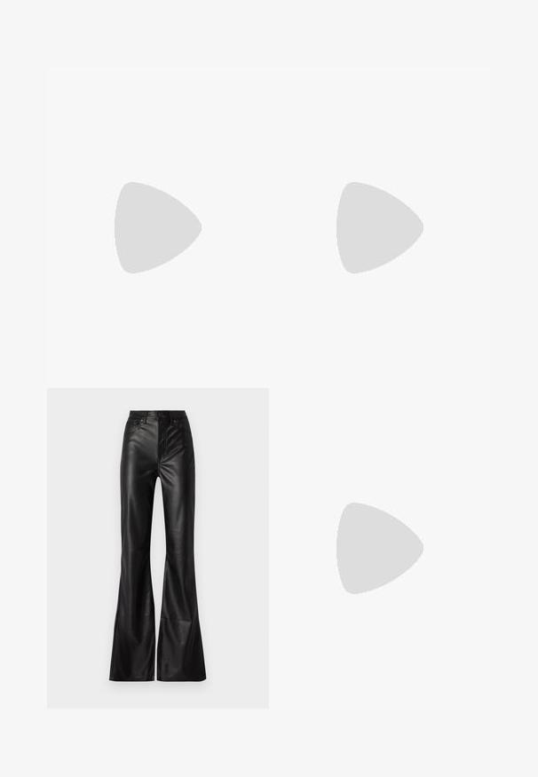 Langärmliges Oberteil aus schwarzem, semi-transparentem Stoff mit Leopardenmuster. Hoher Kragen und taillierte Silhouette. Strukturiertes Detail an den Ärmeln.; Gap Tall Stoffhose - black; Schwarze Lederstiefeletten mit runder Zehenpartie, Schnürung vorne und einer dicken Gummisohle mit strukturiertem Profil. Mit Zugschlaufe an der Rückseite.; Schwarze Leder-Clutch mit Klappe und goldfarbenem Metallschnallen-Detail. Enthält einen schwarzen Riemen und ein schlankes, minimalistisches Design.; Goldfarbene Ohrringe in Form von dünnen, runden Kreolen, mit einer glatten, metallischen Oberfläche und ohne Verzierungen oder Muster.