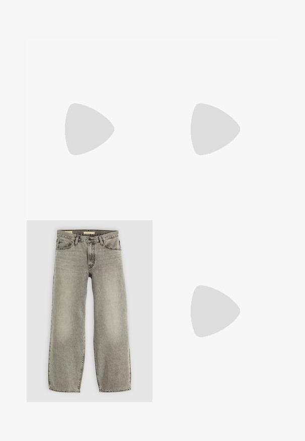 Două tricouri cu mânecă scurtă: unul alb și unul negru. Fabricate din bumbac, având un design clasic de gât rotund și o textură netedă.; Jeans din denim gri deschis, cu picioare largi. Prezintă un stil tradițional cu cinci buzunare și o ușoară decolorare pe întreaga țesătură.; Loafers din piele neagră cu vârf rotunjit, franjuri decorative și accente din hardware auriu. Talpă groasă din cauciuc pentru aderență și durabilitate sporită.; Ochelari de soare ovali negri cu lentile întunecate, ramă din plastic lucios, brațe late și un mic accent de aur pe o parte.