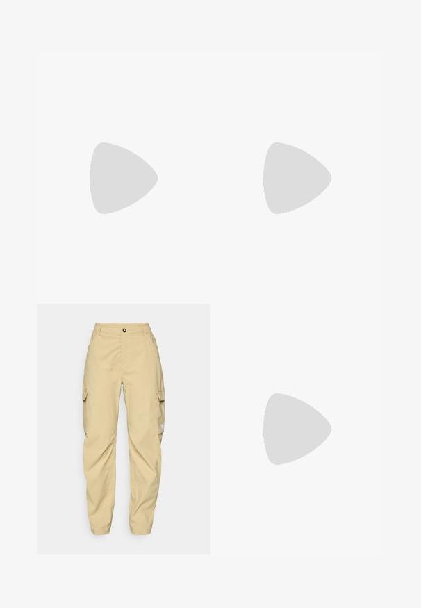 The North Face BOX RELAXED TEE - T-shirts med print - white dune/evergreen; The North Face EXPLORATION CARGO PANTS - Friluftsbukser - khaki stone; Sorte tursko med teksturert stoffoverdel, snøresystem og røff gummisåle. Utsmykket med reflekterende detaljer og logoer.; The North Face SUNRISER RUN BELT UNISEX - Rumpetaske - black/white