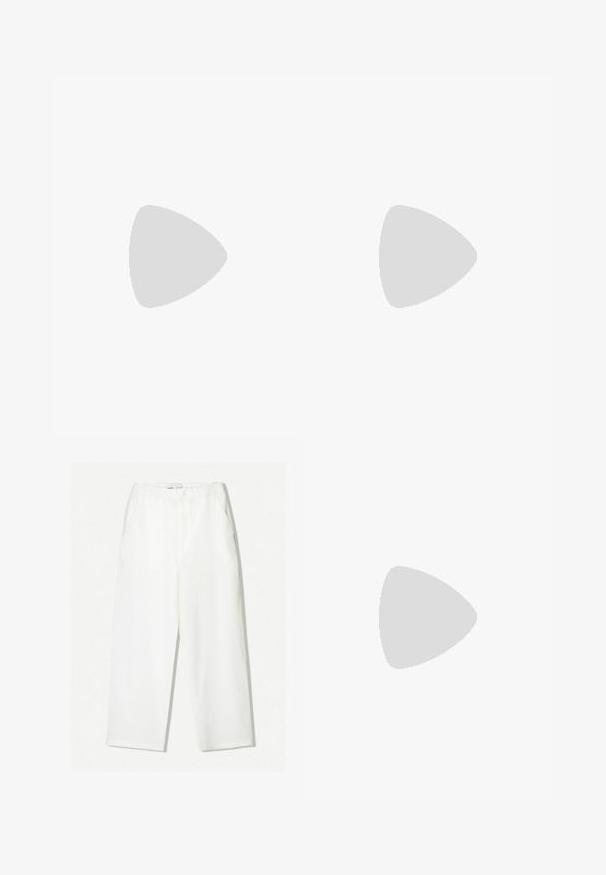 Tricou alb cu mânecă scurtă, realizat dintr-un material texturat, având un guler rotund și un design subtil, simplu, fără modele sau accente.; Pantaloni drepți dintr-o țesătură albă texturată. Caracteristicile includ un brâu, două buzunare laterale și o croială lejeră.; Loaferi din suede maro cu vârful rotund și o talpă joasă din cauciuc negru, având o curea decorativă și detalii cusute pe partea superioară.; Ochelari de soare negri cu o formă rectangulară, lentile întunecate, accente argintii la tâmple și un finisaj mat pe cadru.