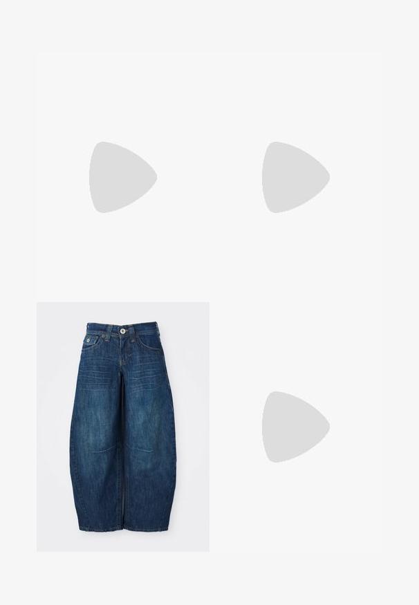 Maglietta in cotone bianco con la scritta "THE BEATLES" in grassetto nero, maniche corte, scollo rotondo e vestibilità comoda.; Jeans in denim blu scuro a gamba larga con bottone anteriore, passanti per cintura e cuciture visibili su uno sfondo bianco.; Pumps slingback in vernice nera con punta affilata, lati sagomati, cinturino alla caviglia regolabile e tacco sottile e slanciato.; Guanti in tessuto nero con un design elegante e lungo, caratterizzati da un motivo di mezzelune color crema. Texture liscia con punte delle dita aderenti.
