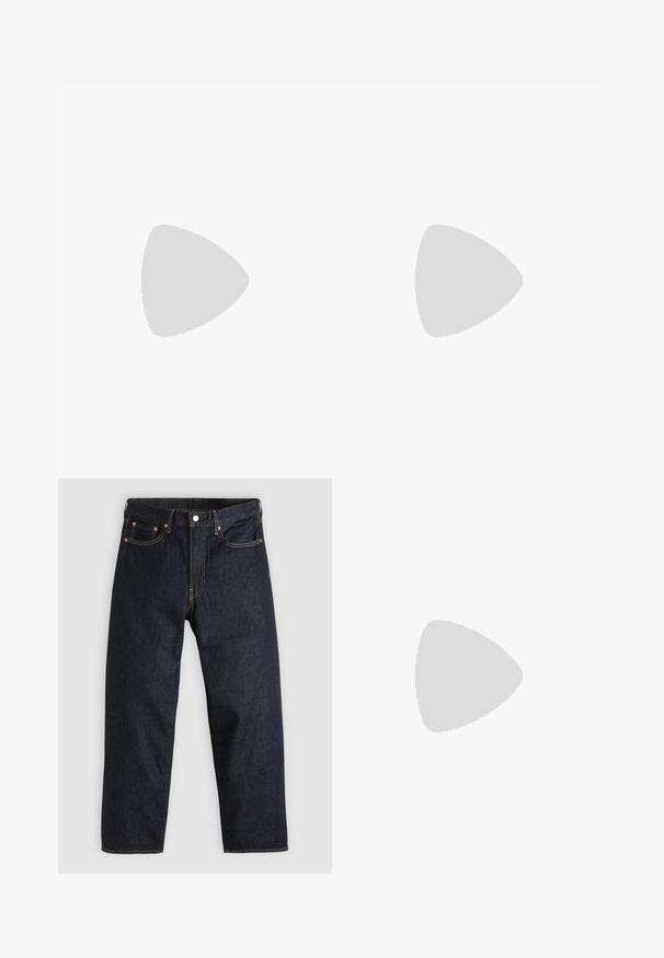 Žvyninė smėlio spalvos medvilninė marškinėliai su apvaliu kaklu ir trumpomis rankovėmis. Sukurtas tiesios kirpimo, su mažyte logotipu ant kairiojo šono.; Tamsiai mėlynos džinsinės kelnės su tiesiu kirpimu, penkiomis kišenėmis, kontrastingomis oranžinėmis siūlėmis ir mygtukų užtrauktuku. Nėra matomų raštų ar papuošimų.; Tan spalvą turintys suknelės batus iki kulkšnies su juodu paminkštintu apvadu, auksiniais metaliniais akių užsegimais, baltais siūlų dekoratyviniais elementais ir tvirtu guminiu padu su ryškiai išreikštais raštais.; Alyvuogių žalia kanvos rankinė, stačiakampio formos, su užtrauktuku ir odinėmis detalėmis ant užtrauktuko traukimo.