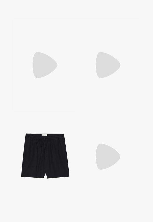 Kremfarget tanktop med grafisk design som viser en kaktus og sol. Teksten inkluderer "Western Motels Vacancy" og "Cactus & Sun Motels."; Svart, elastiske shorts med strikk i taljen og snøring, med en glatt tekstur og rett snitt, egnet for uformell bruk.; Løpeskoen har en sølv- og hvit mesh-overdel med grønn aksent. Sålen er tykk og teksturert, designet for demping og støtte.; Hvite oversized solbriller med grå linser, med rektangulær form, tykke rammer og glatt plasttekstur.