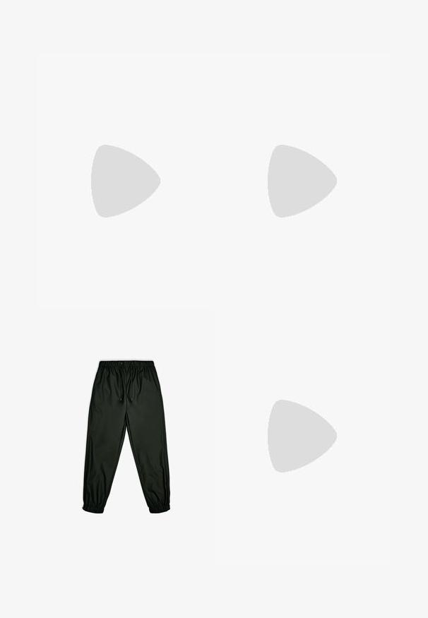 Oliven grønn bomull T-skjorte med korte ermer, rund hals og marineblå detaljer. Har et lite mørkt logo på forsiden.; Sorte joggebukser i svart, laget av glatt og lett materiale, med elastisk midje med snor og elastiske mansjetter ved ankelen.; Brune og blå rutete vide bukser sammen med hvite sko med svarte detaljer og teksturerte såler, satt mot en grønn bakgrunn.; Beige håndveske med svarte lakklærdetaljer, rund form, doble håndtak og et preget svart logo på forsiden.